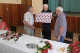 Místostarosta obce F. Rejzek předává společný dar od berounských Drozdováků